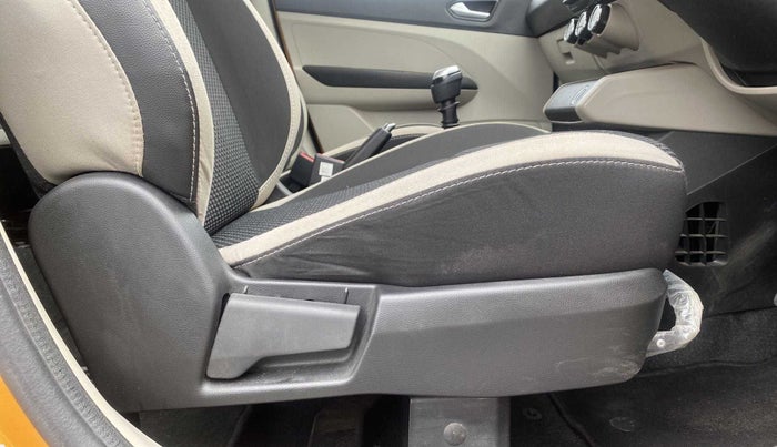 2021 Renault TRIBER RXZ, Petrol, Manual, 16,077 km, Driver Side Adjustment Panel