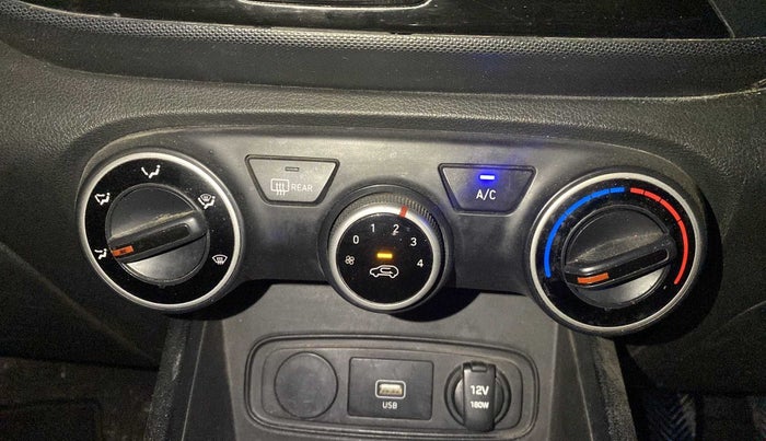 2019 Hyundai VENUE S 1.2, Petrol, Manual, 42,922 km, AC Unit - Minor issue in the heater switch