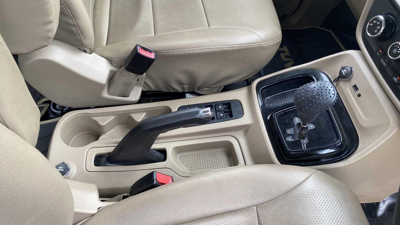 2015 Mahindra TUV300 T8 AMT, Diesel, Automatic, 37,609 km, Gear Lever