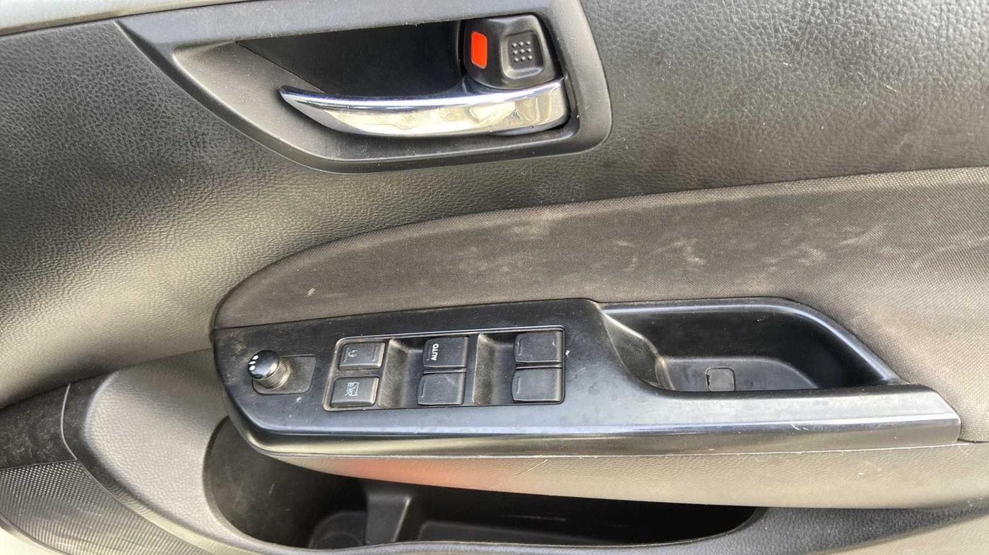 2013 Maruti Swift VXI, Petrol, Manual, 76,555 km, Driver Side Door Panels Control