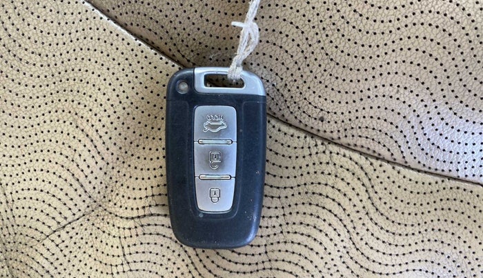 2015 Hyundai New Elantra 1.6 SX AT DIESEL, Diesel, Automatic, 1,19,655 km, Key Close Up