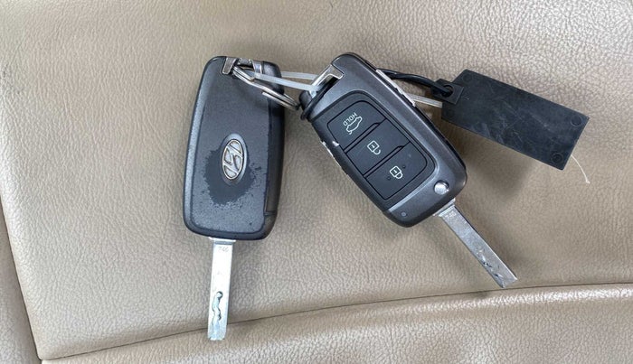2018 Hyundai Verna 1.6 VTVT SX, Petrol, Manual, 45,316 km, Key Close Up