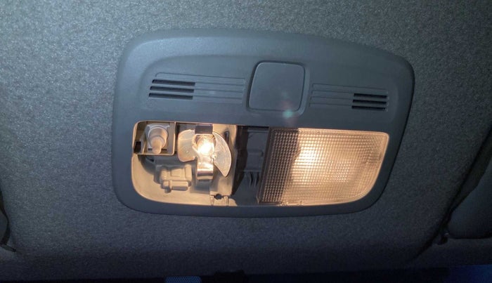 2016 Maruti Baleno ZETA CVT PETROL 1.2, Petrol, Automatic, 33,756 km, Ceiling - Roof light switch minor crack