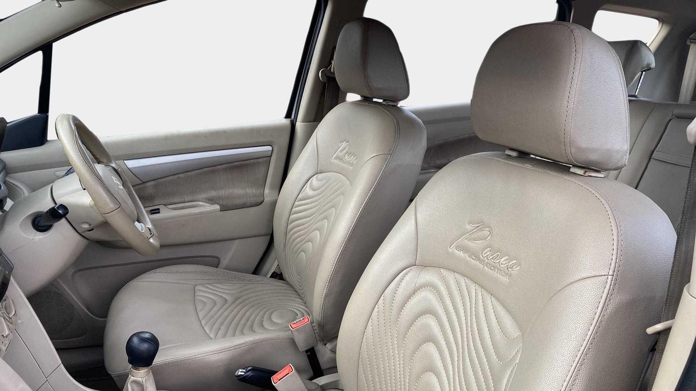2015 Maruti Ertiga ZXI, Petrol, Manual, 86,927 km, Right Side Front Door Cabin