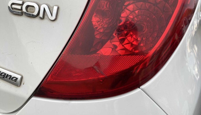 2016 Hyundai Eon MAGNA +, Petrol, Manual, 42,763 km, Right tail light - Minor damage