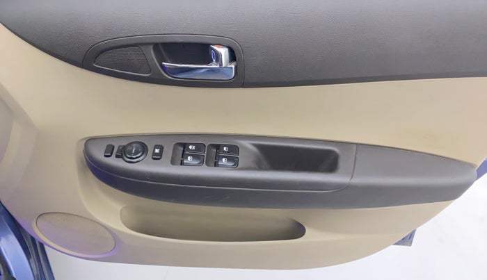 2014 Hyundai i20 ASTA 1.4 CRDI, Diesel, Manual, 1,23,252 km, Driver Side Door Panels Control