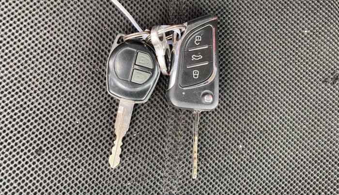 2016 Maruti Swift VXI, Petrol, Manual, 66,879 km, Key Close Up