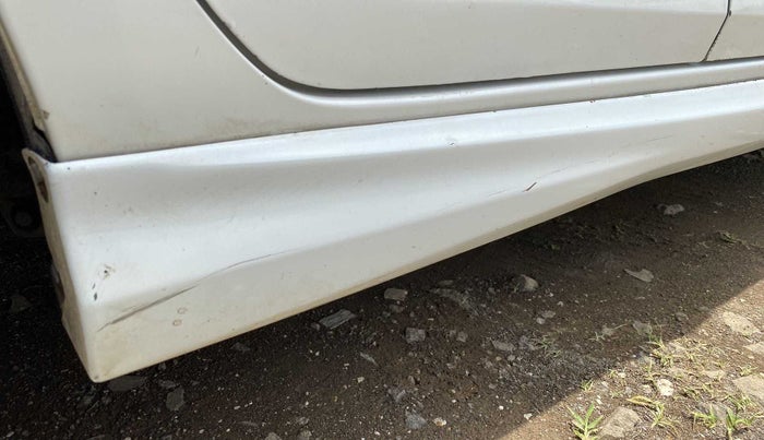 2016 Maruti Swift VXI, Petrol, Manual, 66,879 km, Right running board - Minor scratches