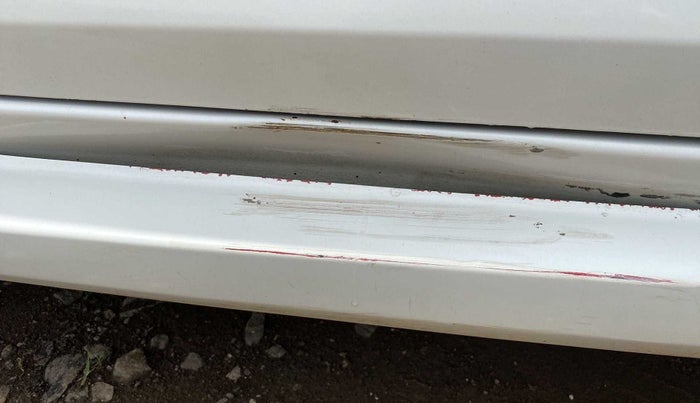 2016 Maruti Swift VXI, Petrol, Manual, 66,879 km, Left running board - Slight discoloration