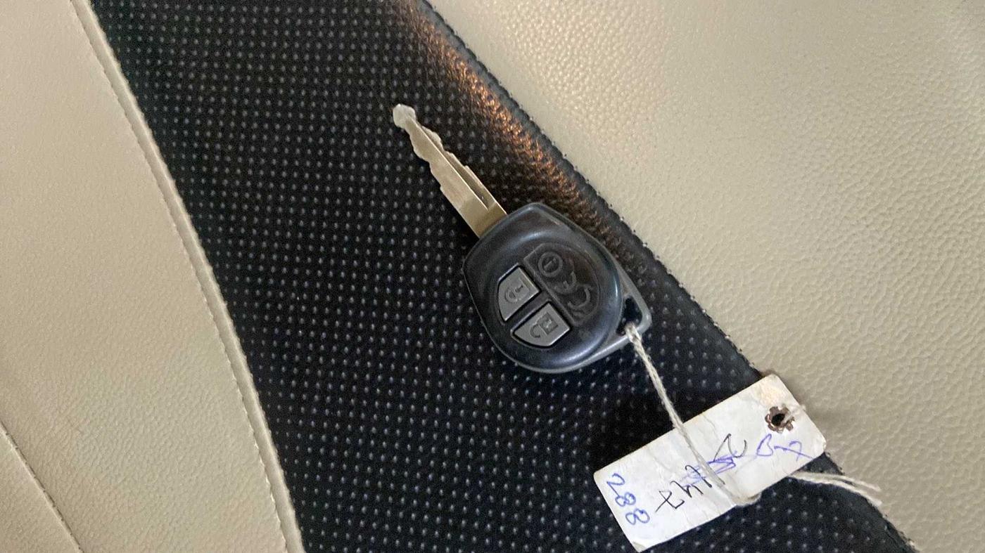 2017 Maruti Dzire VXI, Petrol, Manual, 40,530 km, Key Close Up