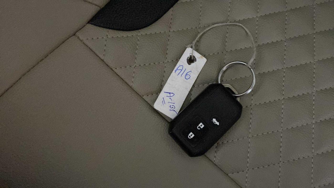 2017 Maruti Dzire ZXI PLUS, Petrol, Manual, 38,990 km, Key Close Up
