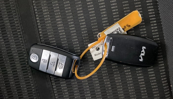 2022 KIA CARENS PRESTIGE PLUS 1.4 PETROL DCT 7 STR, Petrol, Automatic, 49,964 km, Key Close Up