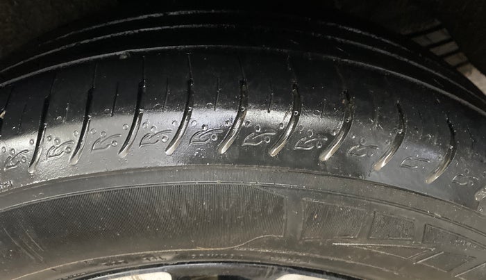 2022 KIA CARENS PRESTIGE PLUS 1.4 PETROL DCT 7 STR, Petrol, Automatic, 49,964 km, Left Rear Tyre Tread