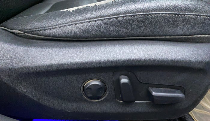 2017 Hyundai New Elantra 2.0 SX(O) AT PETROL, Petrol, Automatic, 1,08,538 km, Driver Side Adjustment Panel