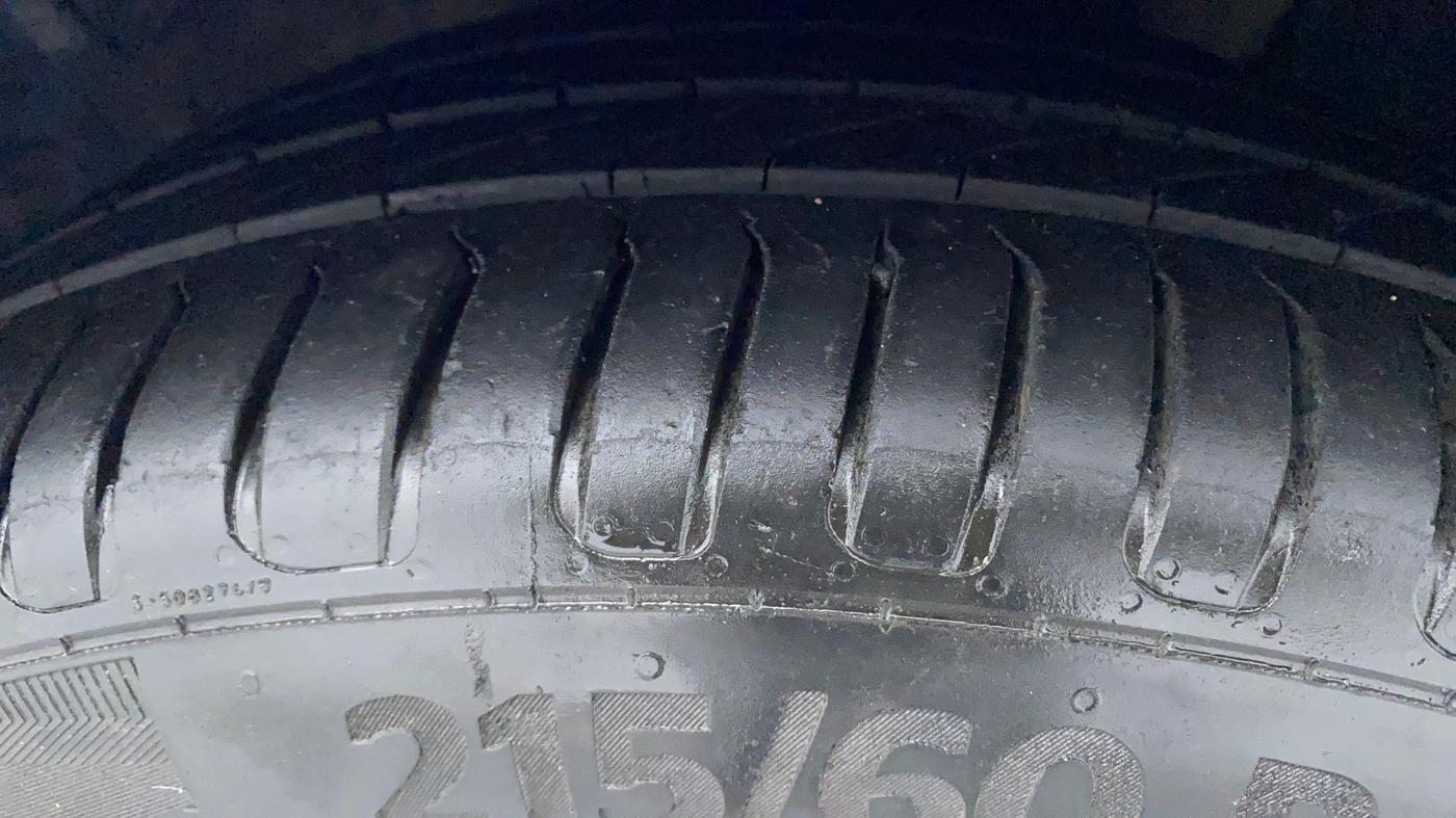 2017 Hyundai New Elantra 2.0 SX(O) AT PETROL, Petrol, Automatic, 1,08,538 km, Right Front Tyre Tread