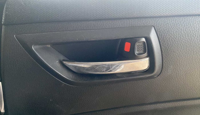 2016 Maruti Swift VXI, Petrol, Manual, 65,375 km, Lock system - Door lock knob has minor damage