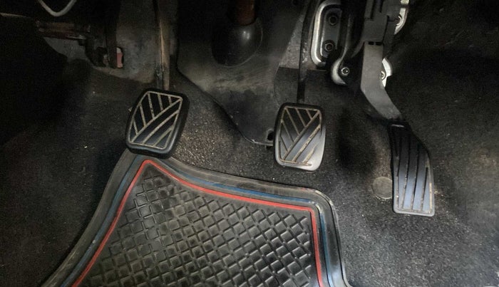 2014 Maruti Swift VXI, Petrol, Manual, 95,268 km, Pedals