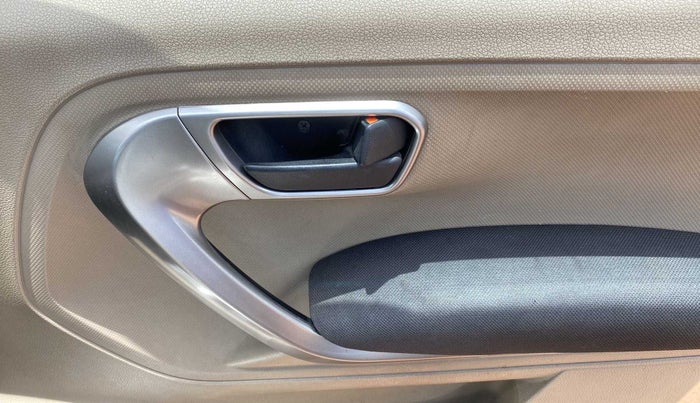 2019 Mahindra TUV300 T10, Diesel, Manual, 10,508 km, Driver Side Door Panels Control