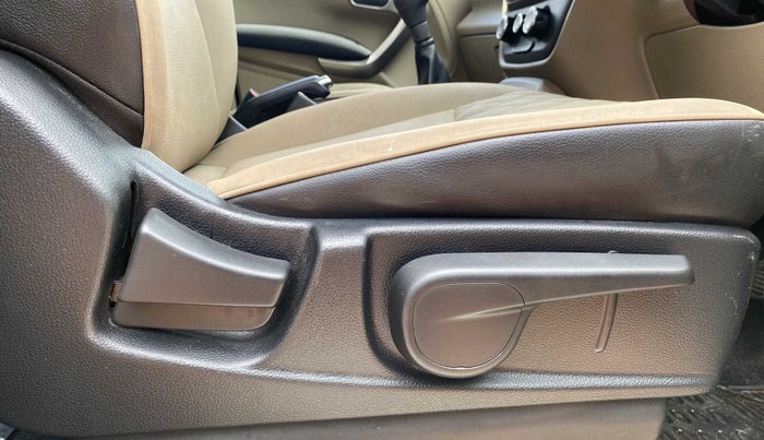 2019 Mahindra TUV300 T10, Diesel, Manual, 10,508 km, Driver Side Adjustment Panel