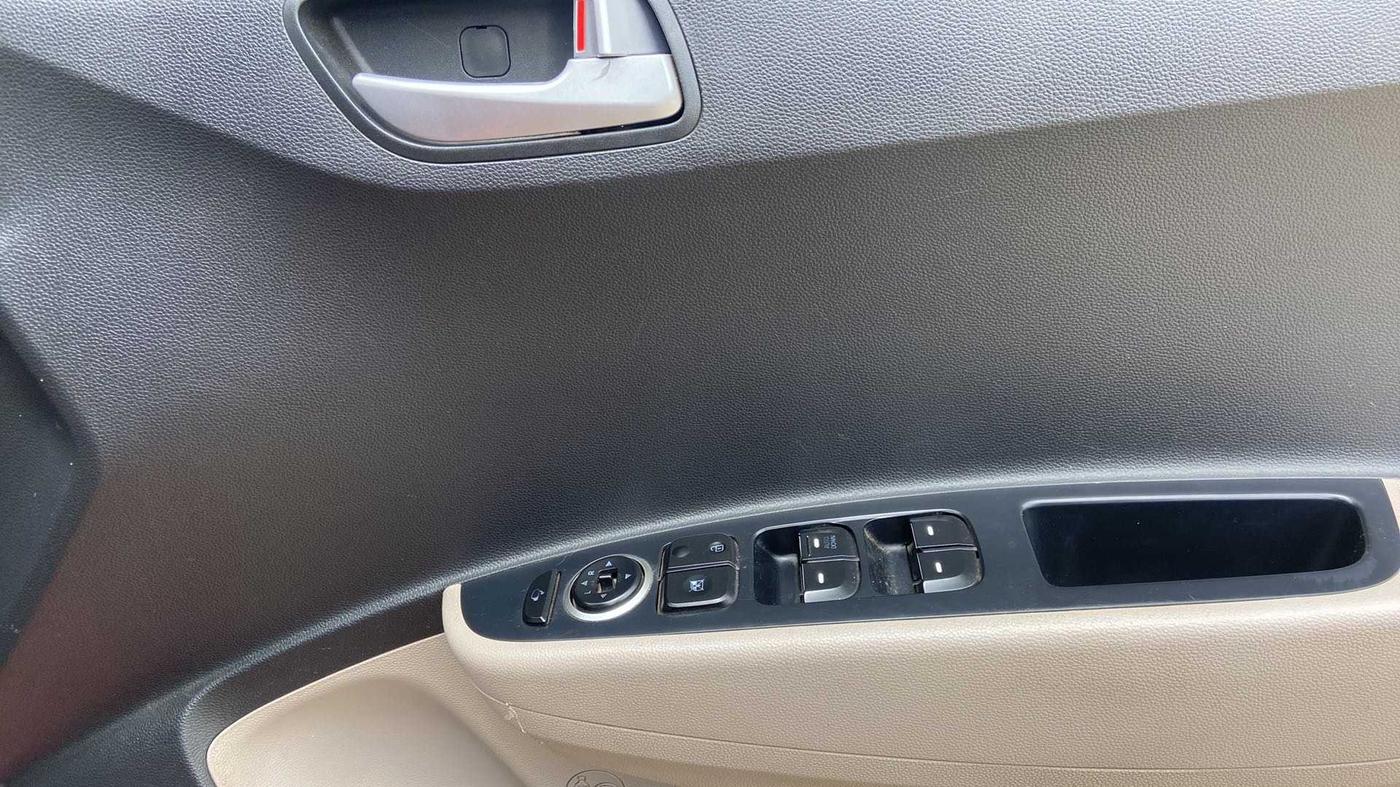2017 Hyundai Grand i10 SPORTZ (O) 1.2 KAPPA VTVT, Petrol, Manual, 65,730 km, Driver Side Door Panels Control