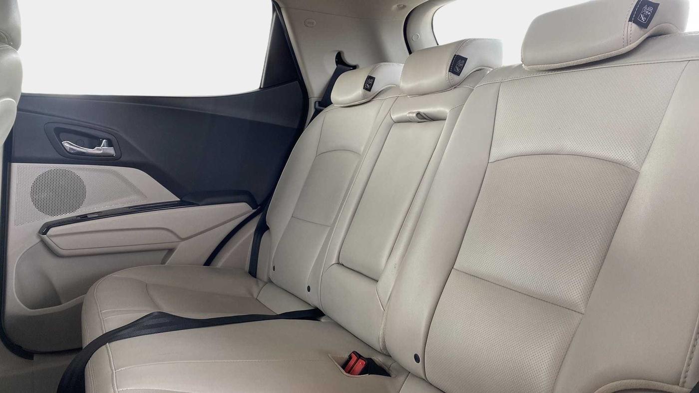 2022 Mahindra XUV300 W8 (O) 1.2 PETROL AMT, Petrol, Automatic, 21,506 km, Right Side Rear Door Cabin