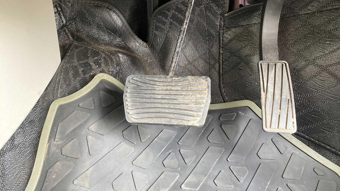2022 Mahindra XUV300 W8 (O) 1.2 PETROL AMT, Petrol, Automatic, 21,506 km, Pedals