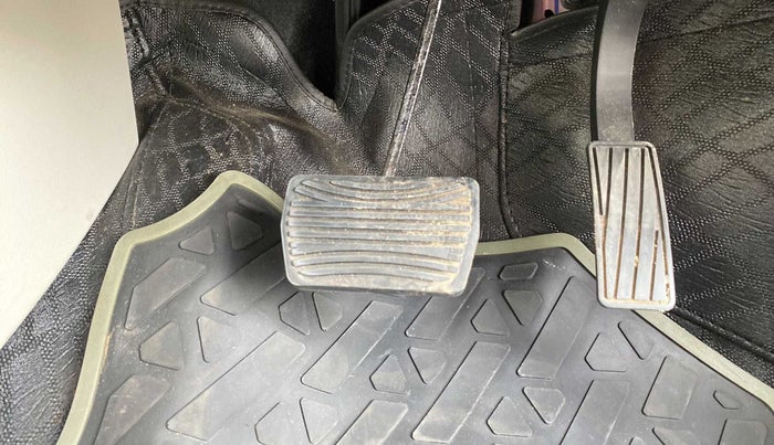 2022 Mahindra XUV300 W8 (O) 1.2 PETROL AMT, Petrol, Automatic, 21,506 km, Pedals