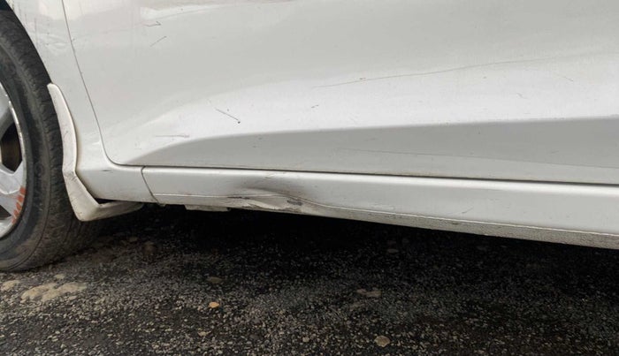 2014 Honda City 1.5L I-DTEC V, Diesel, Manual, 1,09,296 km, Left running board - Slightly dented
