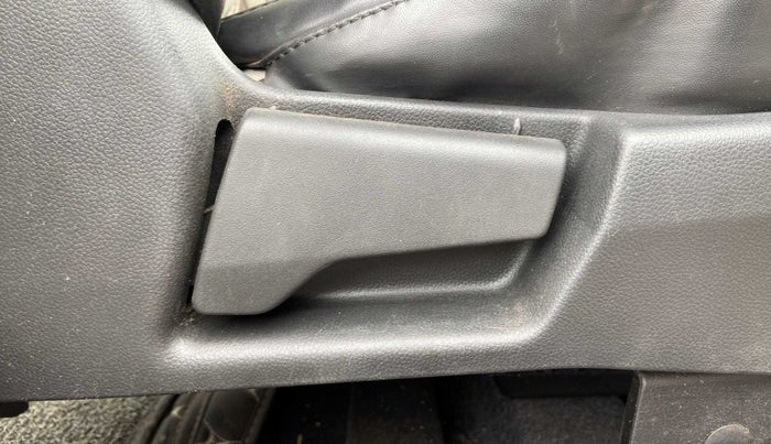 2019 Renault TRIBER RXZ, CNG, Manual, 46,977 km, Driver Side Adjustment Panel