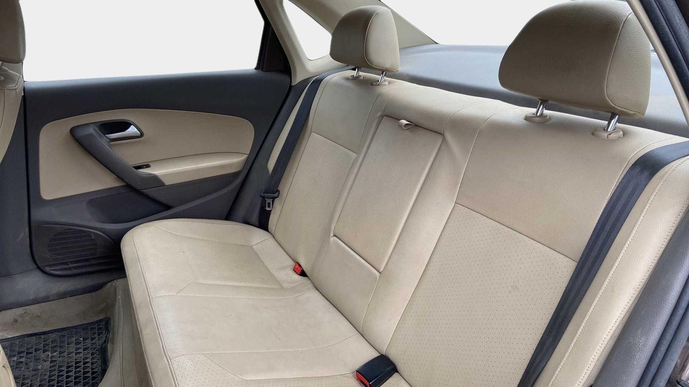 2015 Volkswagen Vento HIGHLINE 1.5 AT, Diesel, Automatic, 76,338 km, Right Side Rear Door Cabin