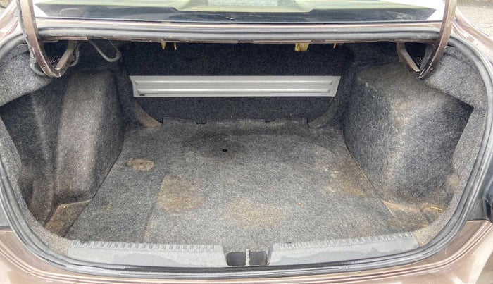 2015 Volkswagen Vento HIGHLINE 1.5 AT, Diesel, Automatic, 76,338 km, Boot Inside