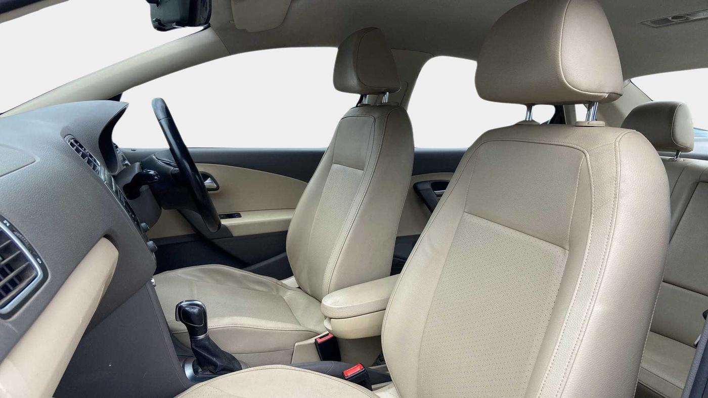 2015 Volkswagen Vento HIGHLINE 1.5 AT, Diesel, Automatic, 76,338 km, Right Side Front Door Cabin