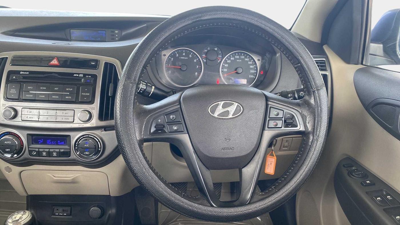 2012 Hyundai i20 SPORTZ 1.2, Petrol, Manual, 1,00,860 km, Steering Wheel Close Up