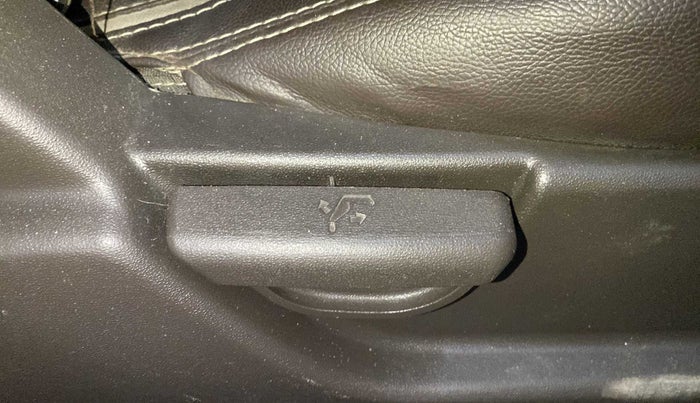 2011 Hyundai i20 SPORTZ (O) 1.4 CRDI, Diesel, Manual, 85,571 km, Driver Side Adjustment Panel