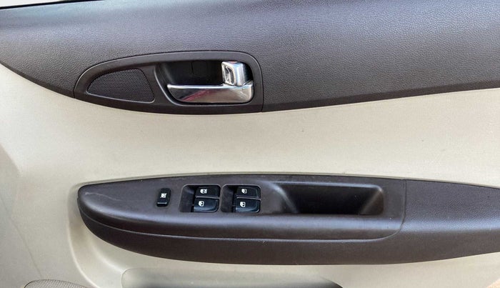 2011 Hyundai i20 MAGNA (O) 1.2, Petrol, Manual, 1,07,079 km, Driver Side Door Panels Control