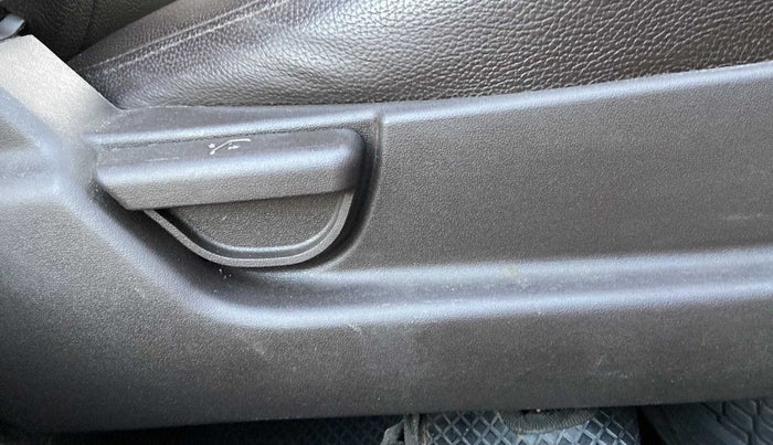 2011 Hyundai i20 MAGNA (O) 1.2, Petrol, Manual, 1,07,079 km, Driver Side Adjustment Panel