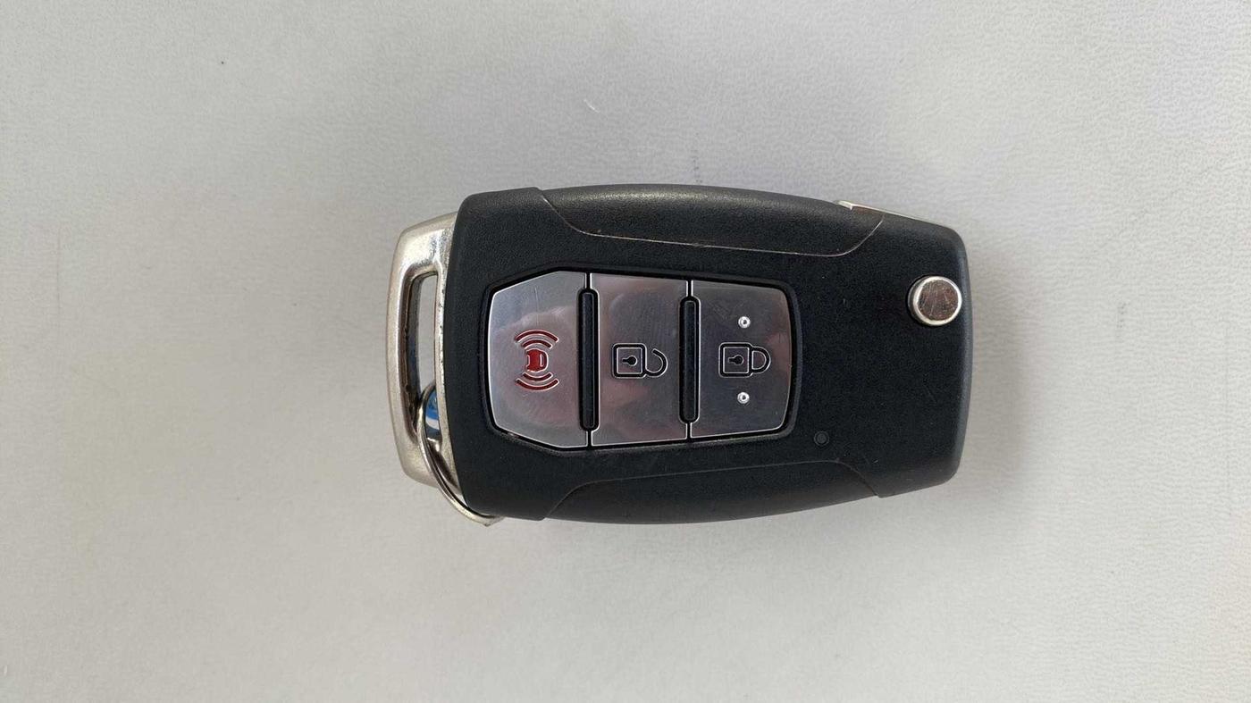 2019 Mahindra XUV300 W8(O) 1.2 PETROL DUAL TONE, Petrol, Manual, 22,587 km, Key Close Up