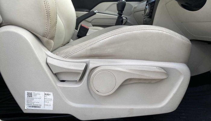 2019 Mahindra XUV300 W8(O) 1.2 PETROL DUAL TONE, Petrol, Manual, 22,587 km, Driver Side Adjustment Panel