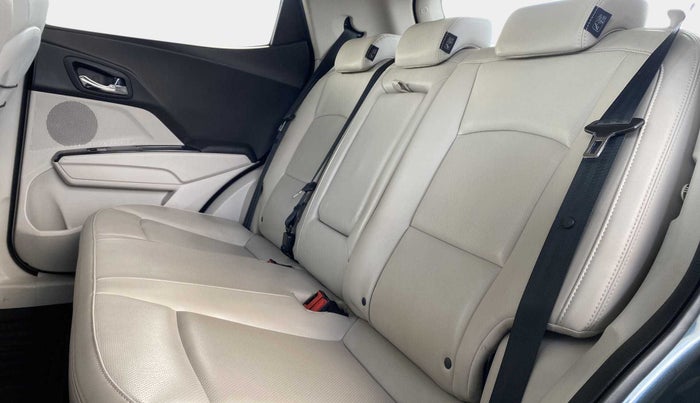 2019 Mahindra XUV300 W8(O) 1.2 PETROL DUAL TONE, Petrol, Manual, 22,587 km, Right Side Rear Door Cabin