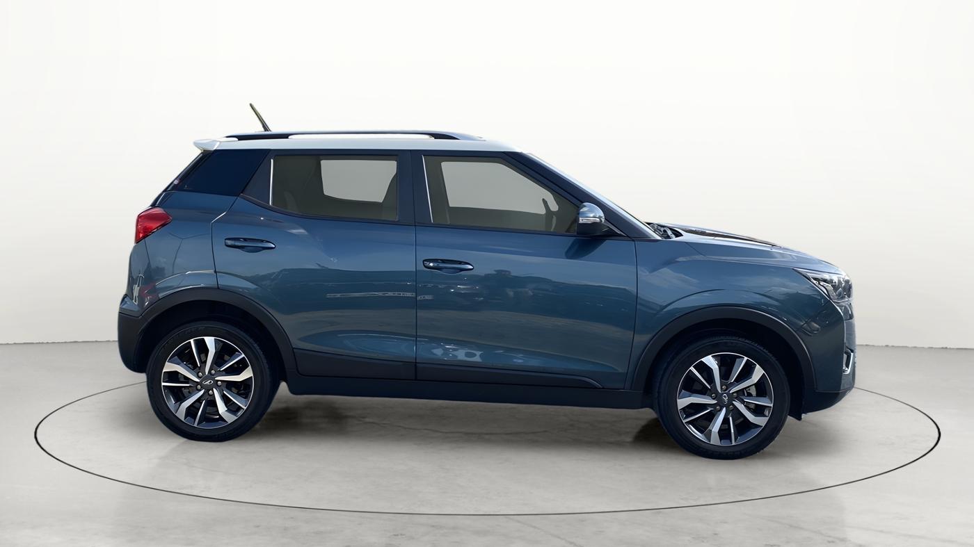 2019 Mahindra XUV300 W8(O) 1.2 PETROL DUAL TONE, Petrol, Manual, 22,587 km, Right Side View