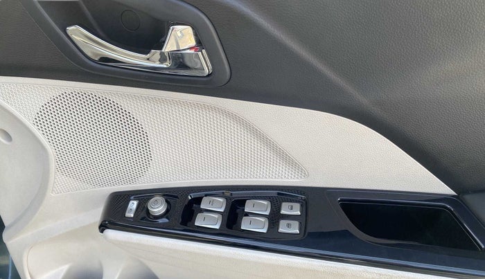 2019 Mahindra XUV300 W8(O) 1.2 PETROL DUAL TONE, Petrol, Manual, 22,587 km, Driver Side Door Panels Control