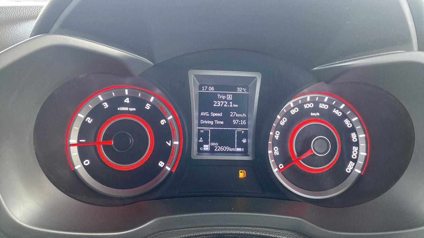 2019 Mahindra XUV300 W8(O) 1.2 PETROL DUAL TONE, Petrol, Manual, 22,587 km, Odometer Image