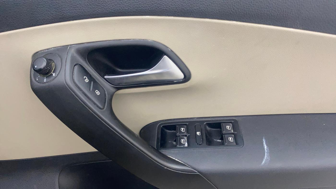2012 Volkswagen Polo COMFORTLINE 1.2L, Diesel, Manual, 68,237 km, Driver Side Door Panels Control