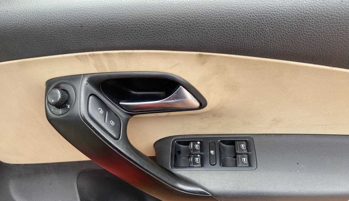 2015 Volkswagen Polo HIGHLINE1.5L, Diesel, Manual, 1,02,789 km, Driver Side Door Panels Control