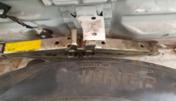 2012 Hyundai Eon ERA +, CNG, Manual, 46,393 km, Dicky (Boot door) - Tool missing