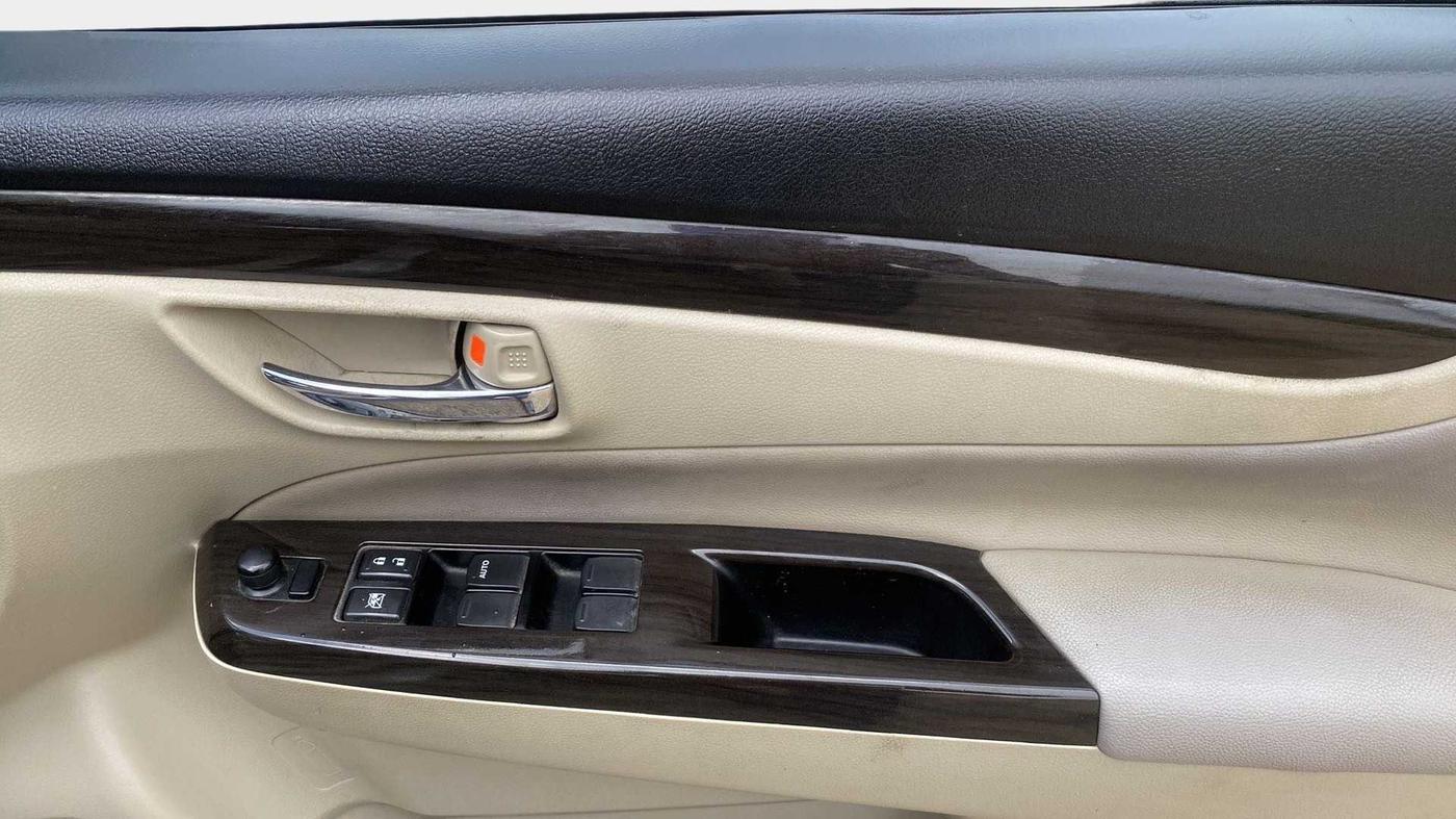 2017 Maruti Ciaz ZETA 1.4  MT PETROL, Petrol, Manual, 1,18,070 km, Driver Side Door Panels Control