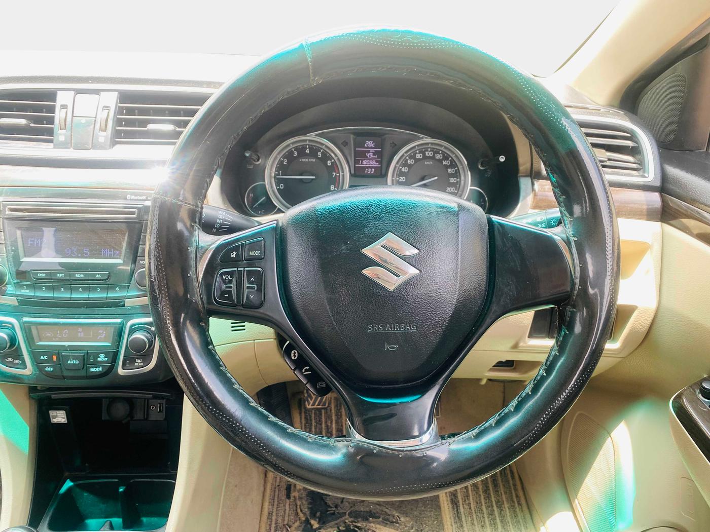 2017 Maruti Ciaz ZETA 1.4  MT PETROL, Petrol, Manual, 1,18,070 km, Steering Wheel Close Up