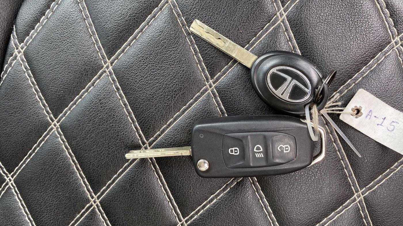 2020 Tata NEXON XZ PETROL, Petrol, Manual, 17,466 km, Key Close Up