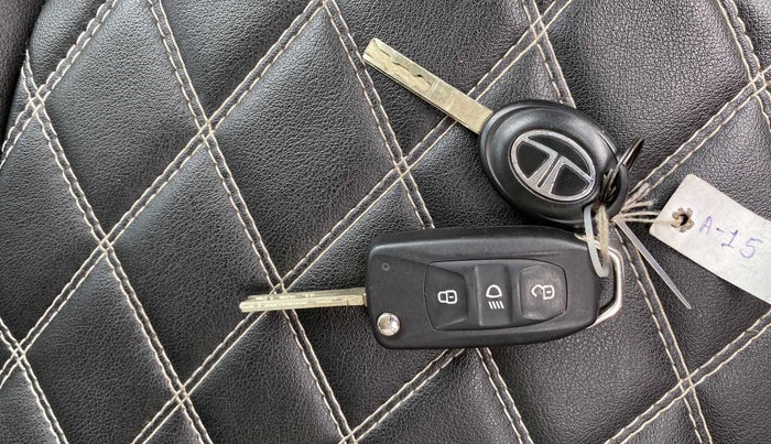 2020 Tata NEXON XZ PETROL, Petrol, Manual, 17,466 km, Key Close Up