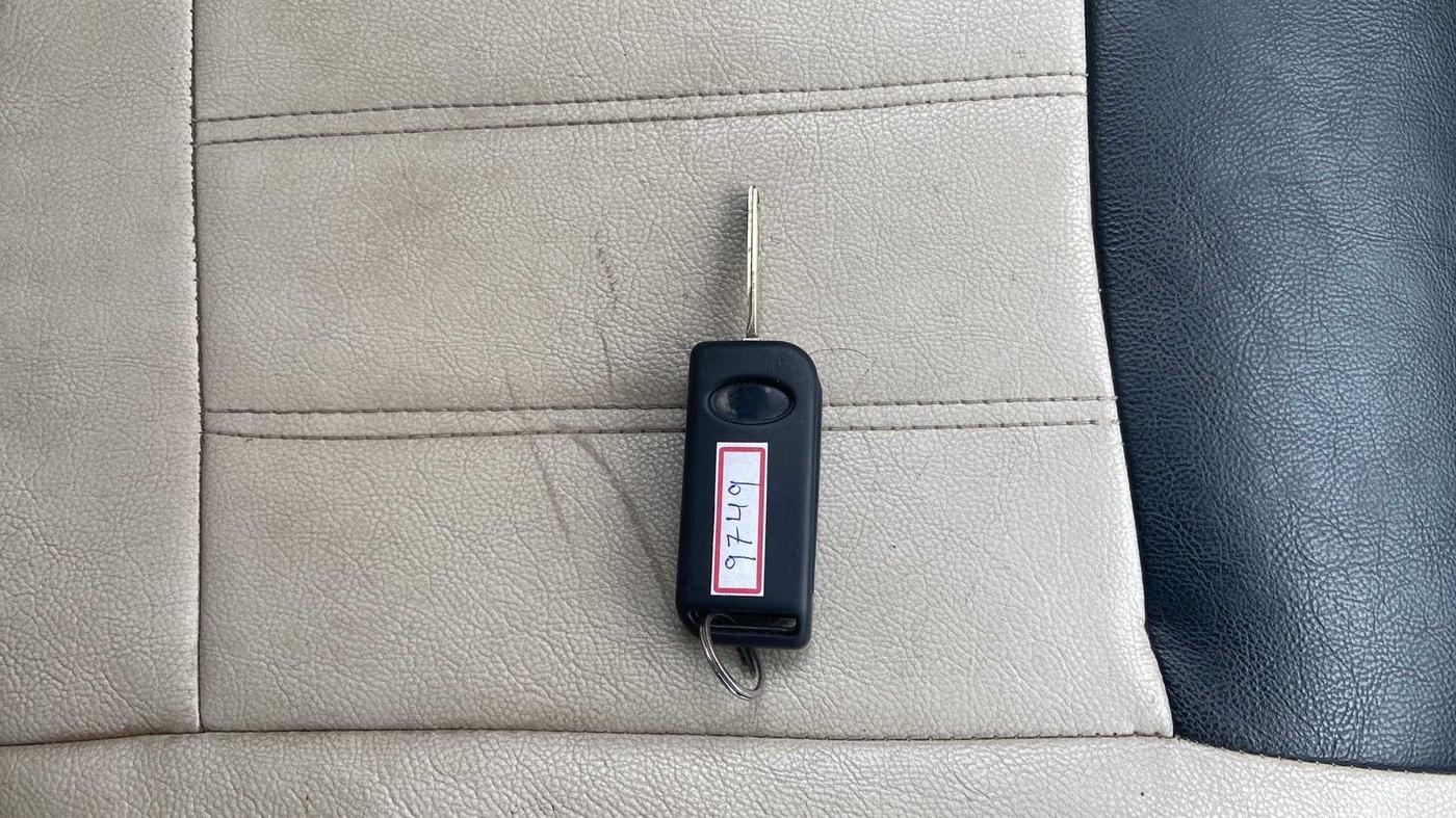 2016 Mahindra XUV500 W6, Diesel, Manual, Key Close Up
